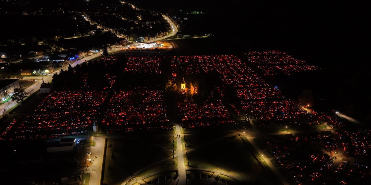 Gradsko groblje Pri Svetom Duhu, Koprivnica, večer uoči Svih Svetih 2025.